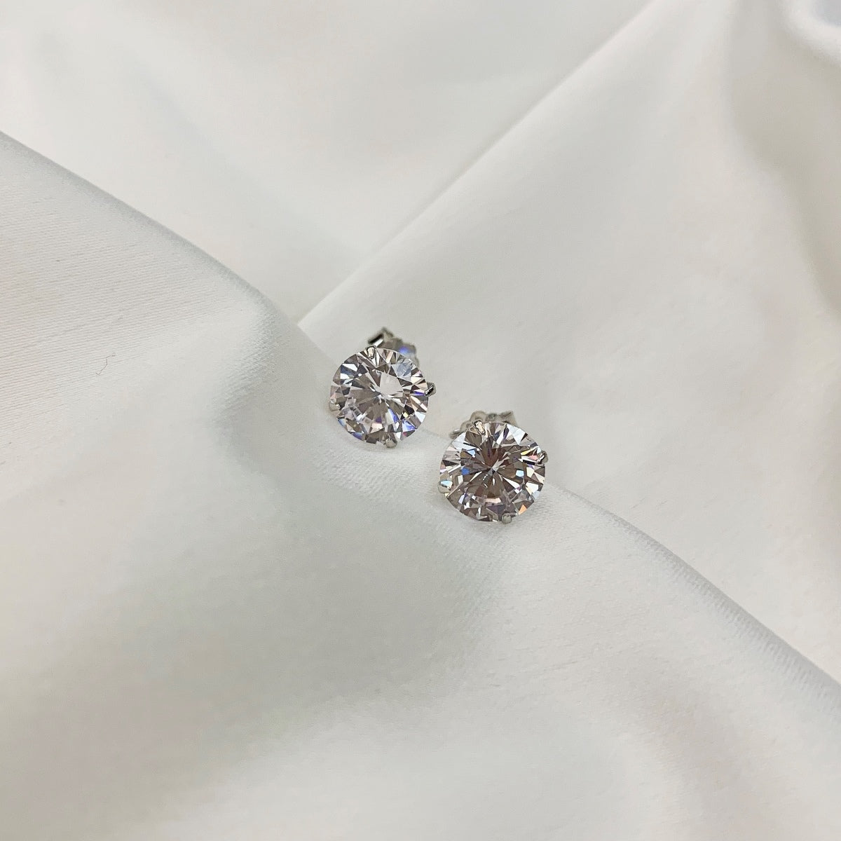 [Kincade]Stylish Shiny Round Center Stone Stud Earrings