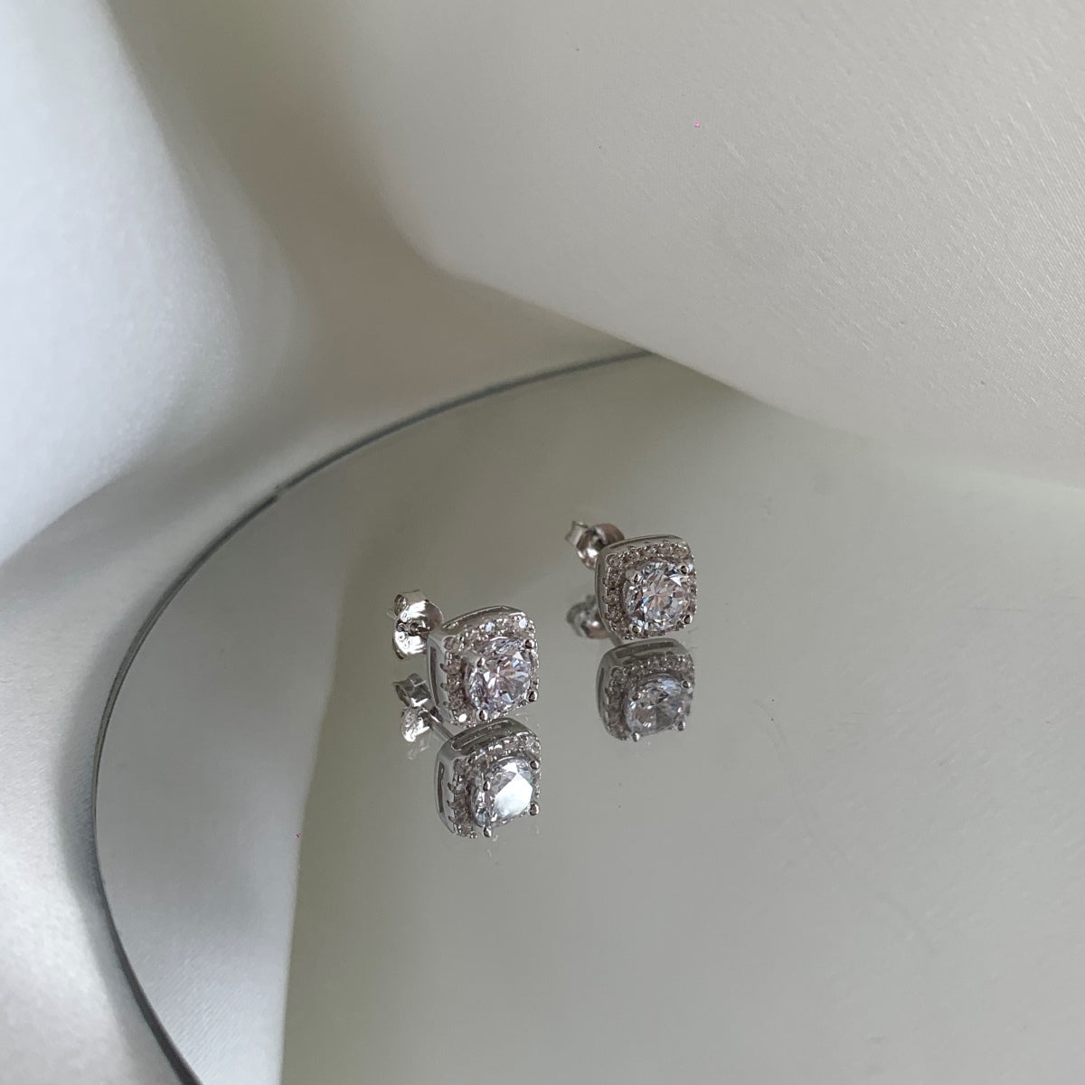 [Kincade Jewelrys]Classic Round Center Stone Stud Earrings