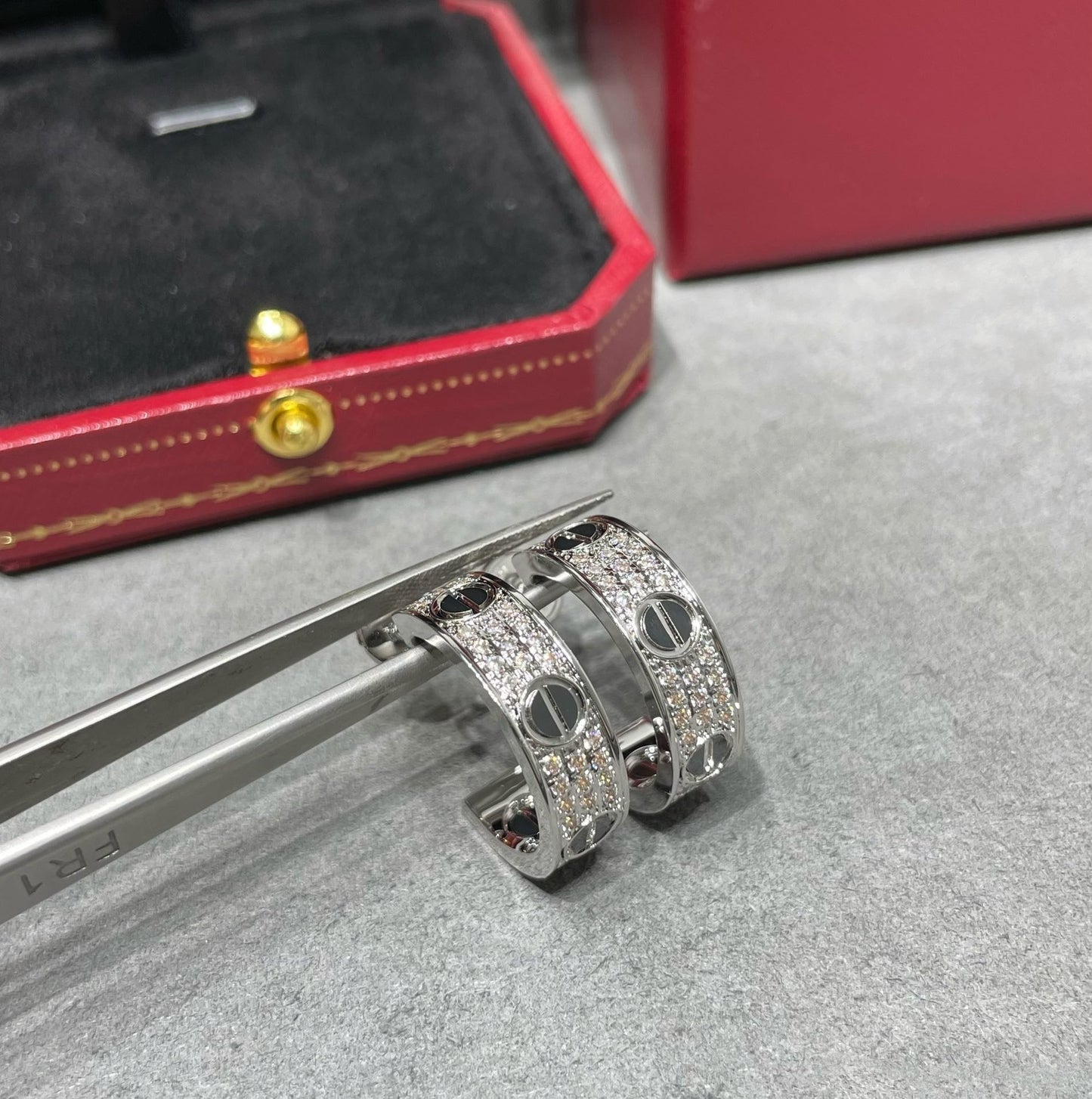 [Kincade Jewelrys]LOVE CERAMIC DIAMOND PAVED SILVER EARRINGS