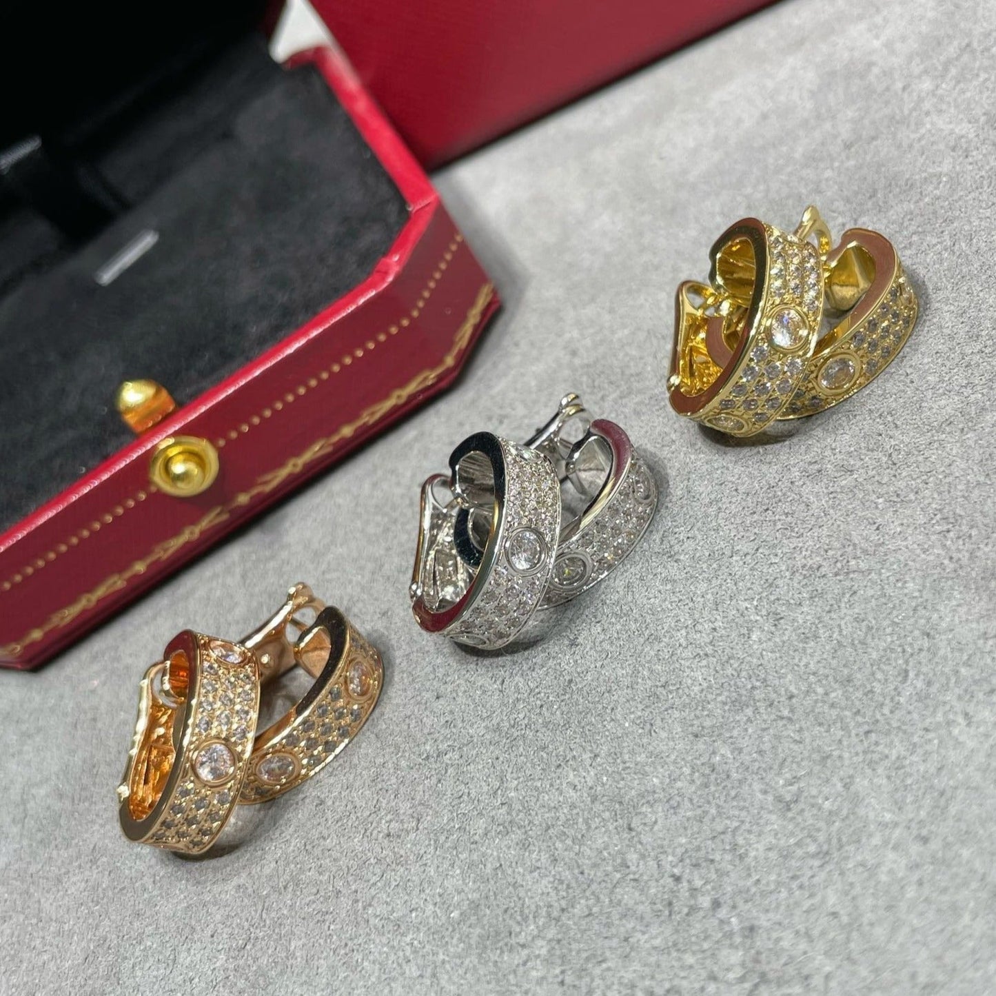 [Kincade Jewelrys]LOVE 5.5MM DIAMOND PAVED EARRINGS