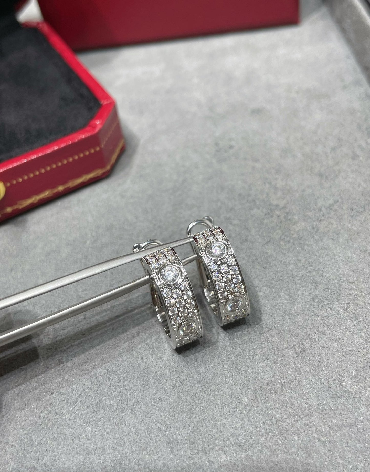 [Kincade Jewelrys]LOVE 5.5MM DIAMOND PAVED EARRINGS