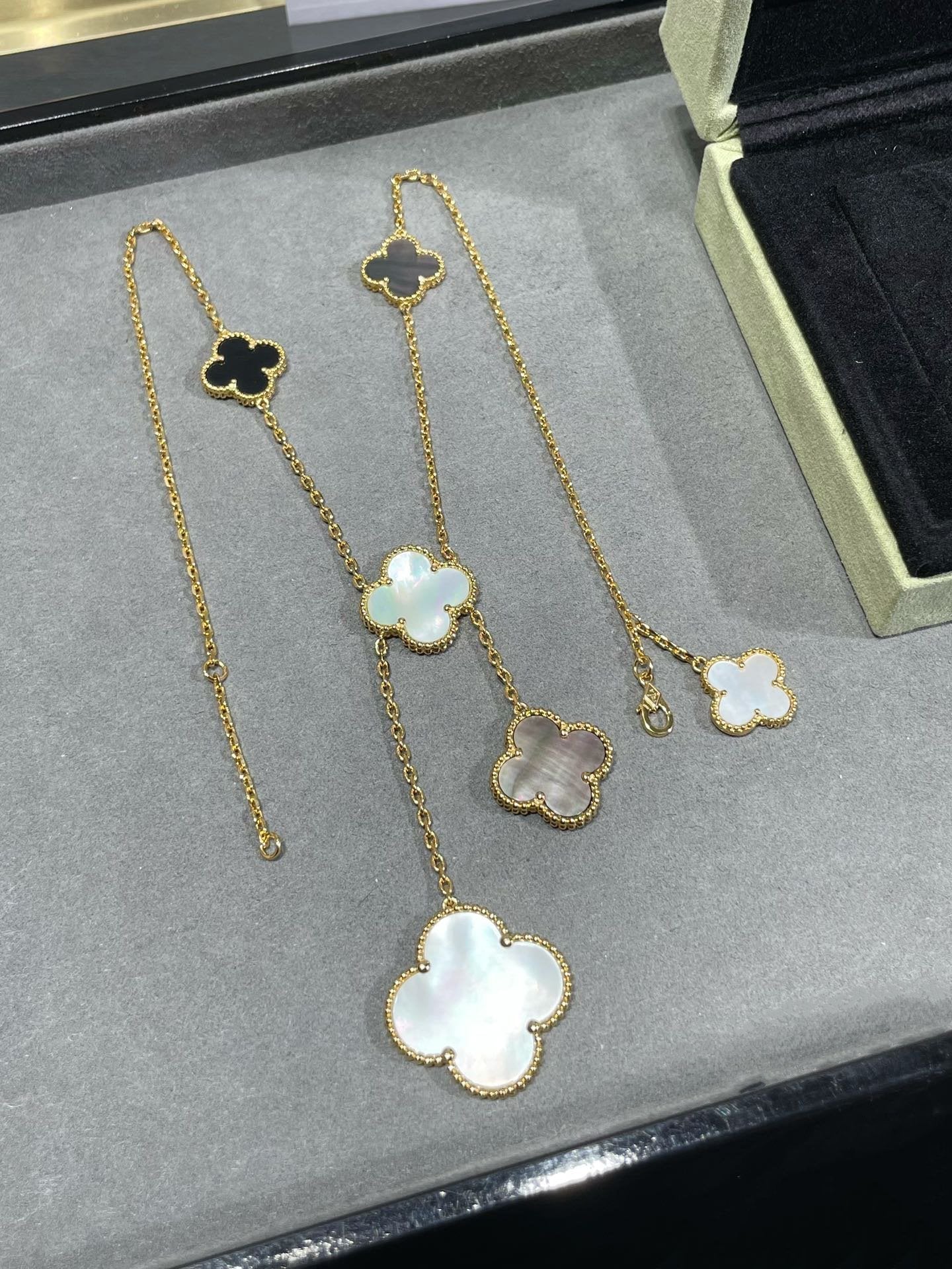 [Kincade Jewelrys]CLOVER 6 MOTIF MOP ONYX GOLD NECKLACE