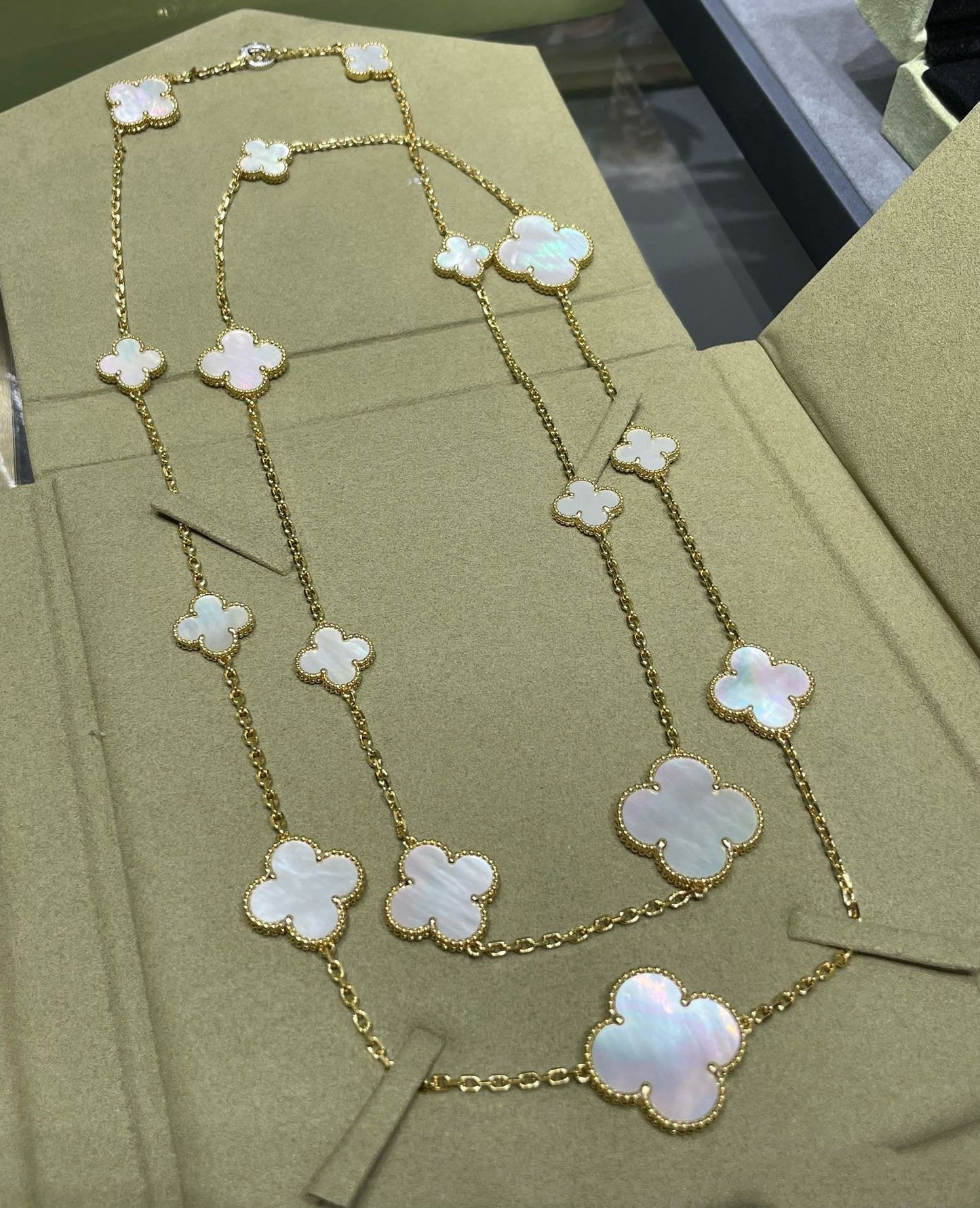 [Kincade Jewelrys]CLOVER 16 MOTIF WHITE MOP GOLD NECKLACE