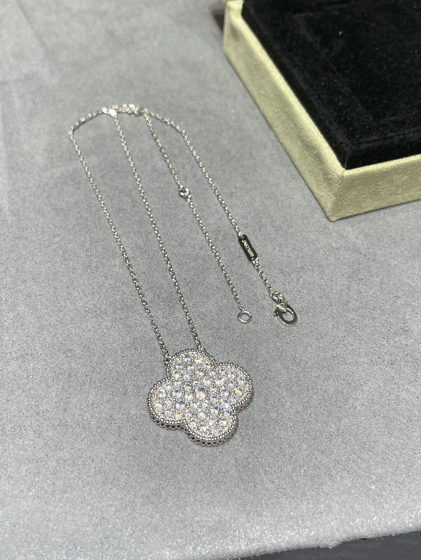 [Kincade Jewelrys]CLOVER 25MM LARGE PENDANT DIAMOND PAVED SILVER NECKLACE