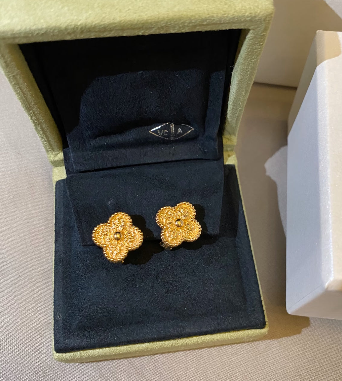 [Kincade]PENDIENTES LAVA CLOVER MEDIANOS 1 MOTIVO