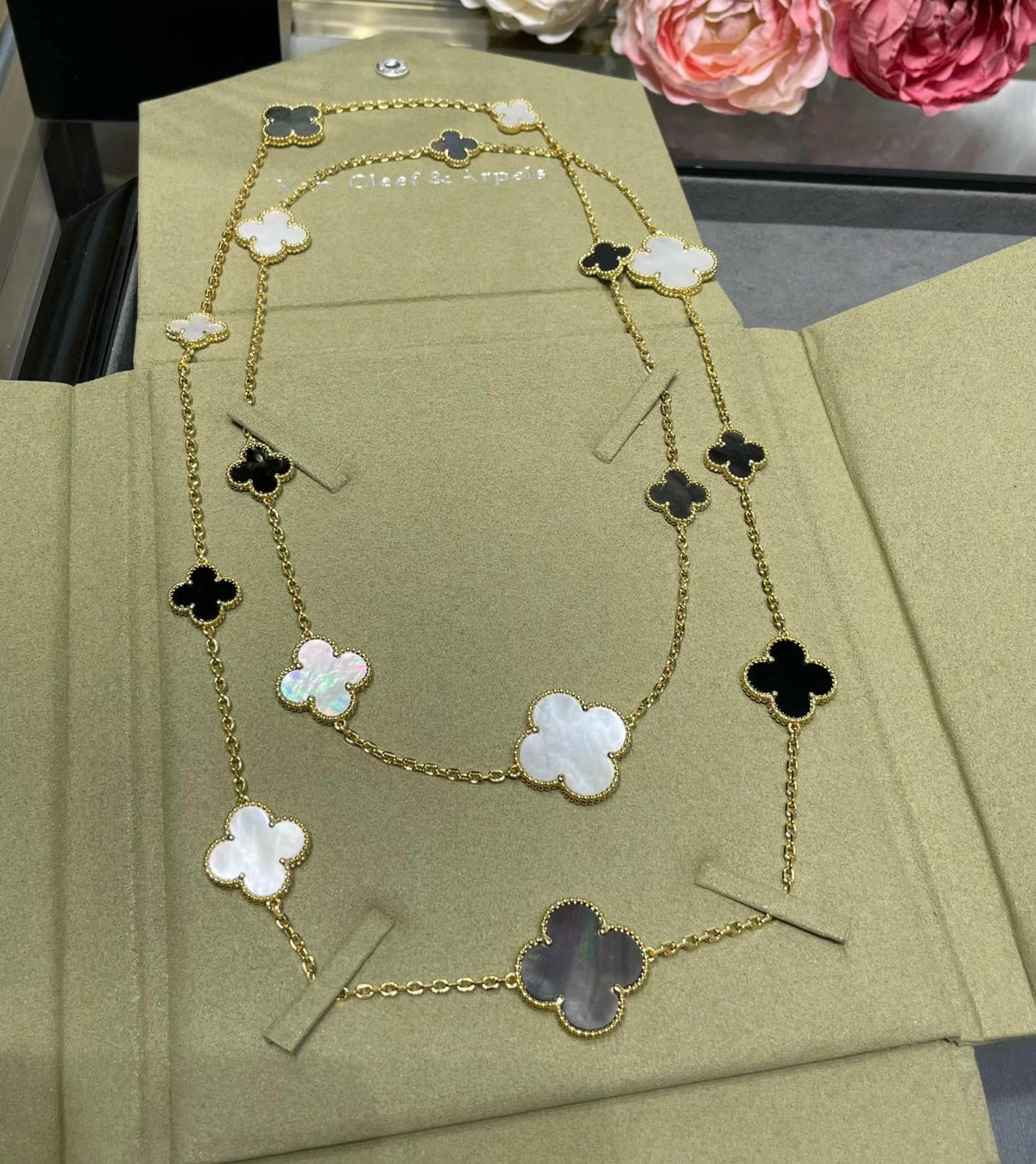 [Kincade]CLOVER 16 MOTIF WHITE NECKLACE