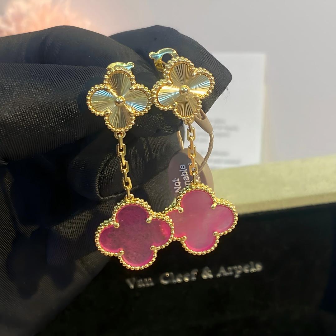 [Kincade] NUEVOS PENDIENTES DE ESMALTE ROSA CON 2 MOTIVOS DE TRÉBOL