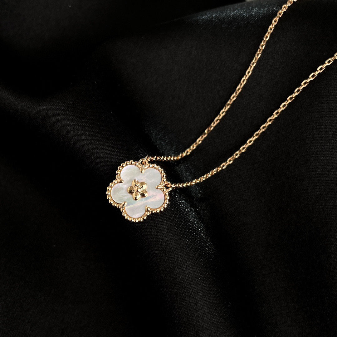 [Kincade Jewelrys]LUCKY  WHITE MOP  PLUM BLOSSOM NECKLACE