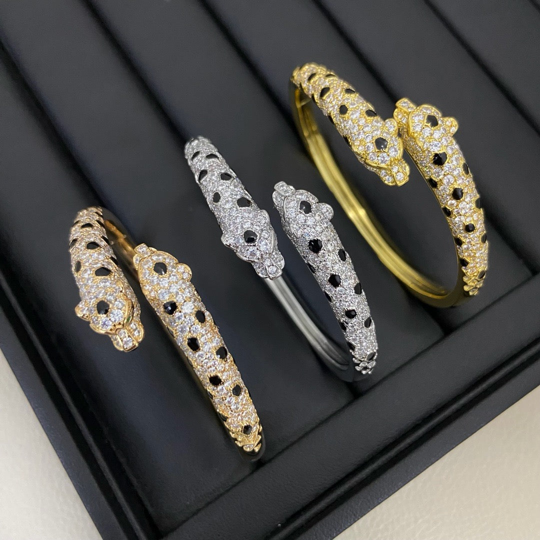 [Kincade]PANTHERE DOUBLE HEADED HALF DIAMOND OPEN BRACELET