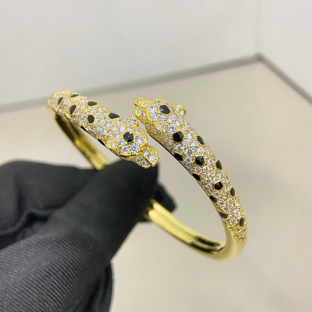 [Kincade]PANTHERE DOUBLE HEADED HALF DIAMOND OPEN BRACELET