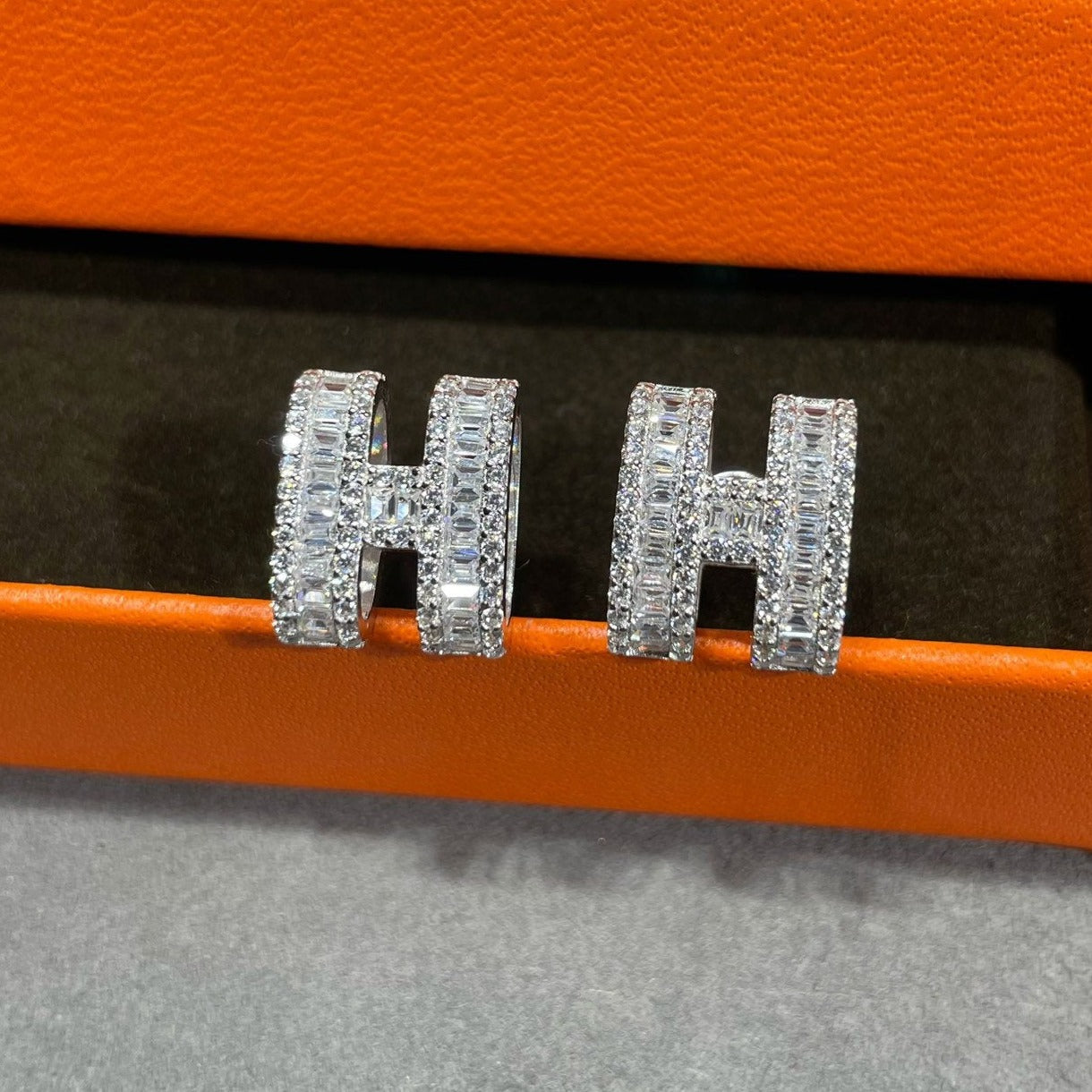 [Kincade Jewelrys]H STUD EARRINGS WITH SILVER DIAMONDS