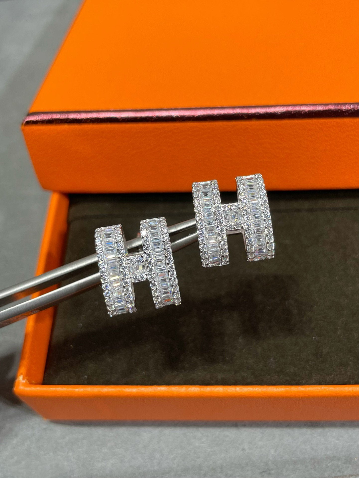 [Kincade Jewelrys]H STUD EARRINGS WITH SILVER DIAMONDS