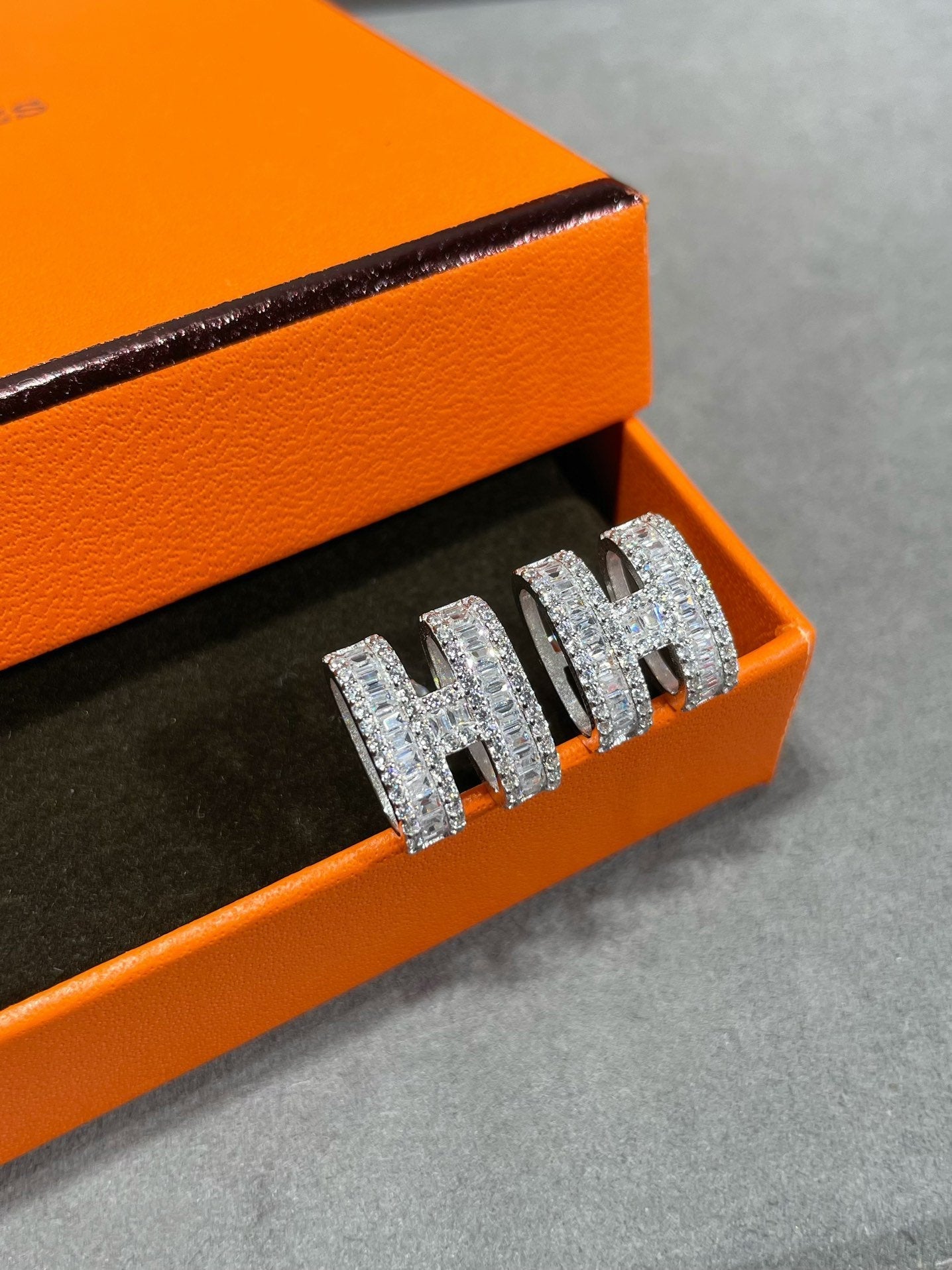 [Kincade Jewelrys]H STUD EARRINGS WITH SILVER DIAMONDS