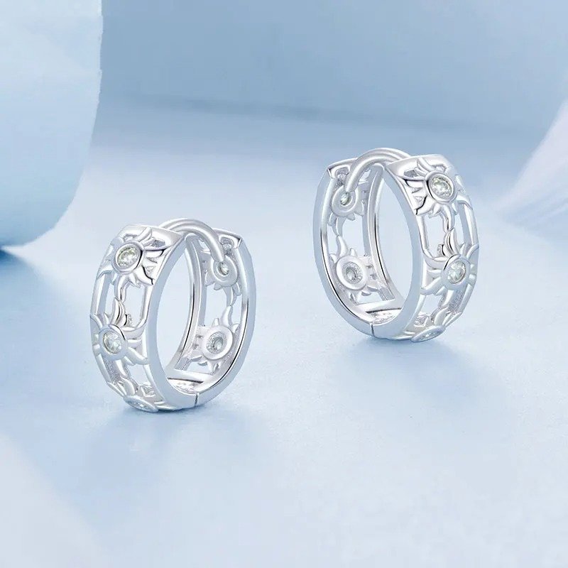 Pendientes de aro de amor infinito chapados en oro blanco Pendientes de cartílago ligeros