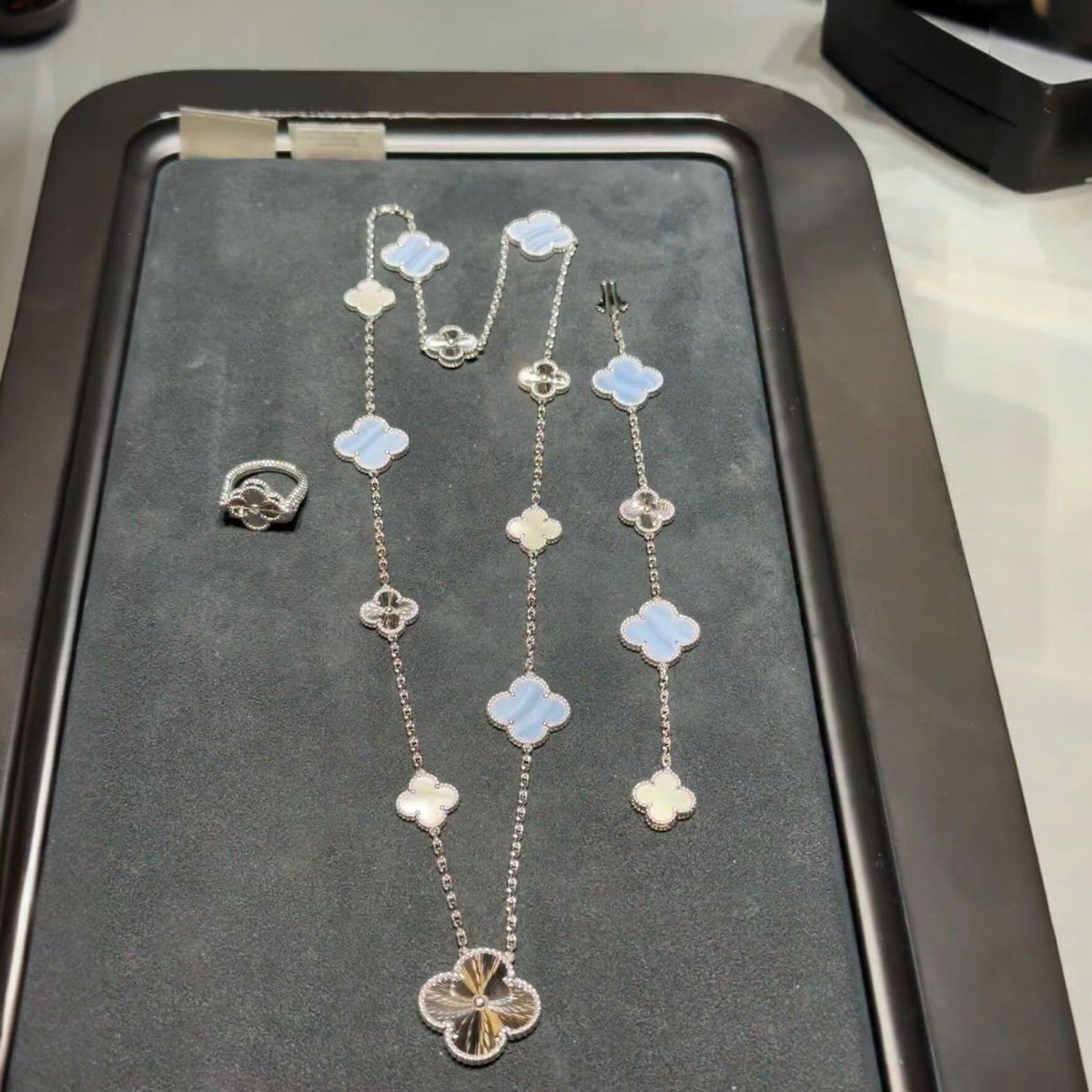 [Kincade]DETACHABLE CLOVER 15(11+4) FLOWER SILVER NECKLACE SET