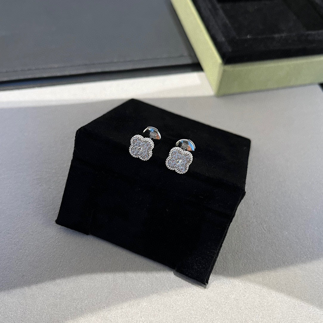 [Kincade Jewelrys]CLOVER MINI DIAMOND STUD EARRINGS