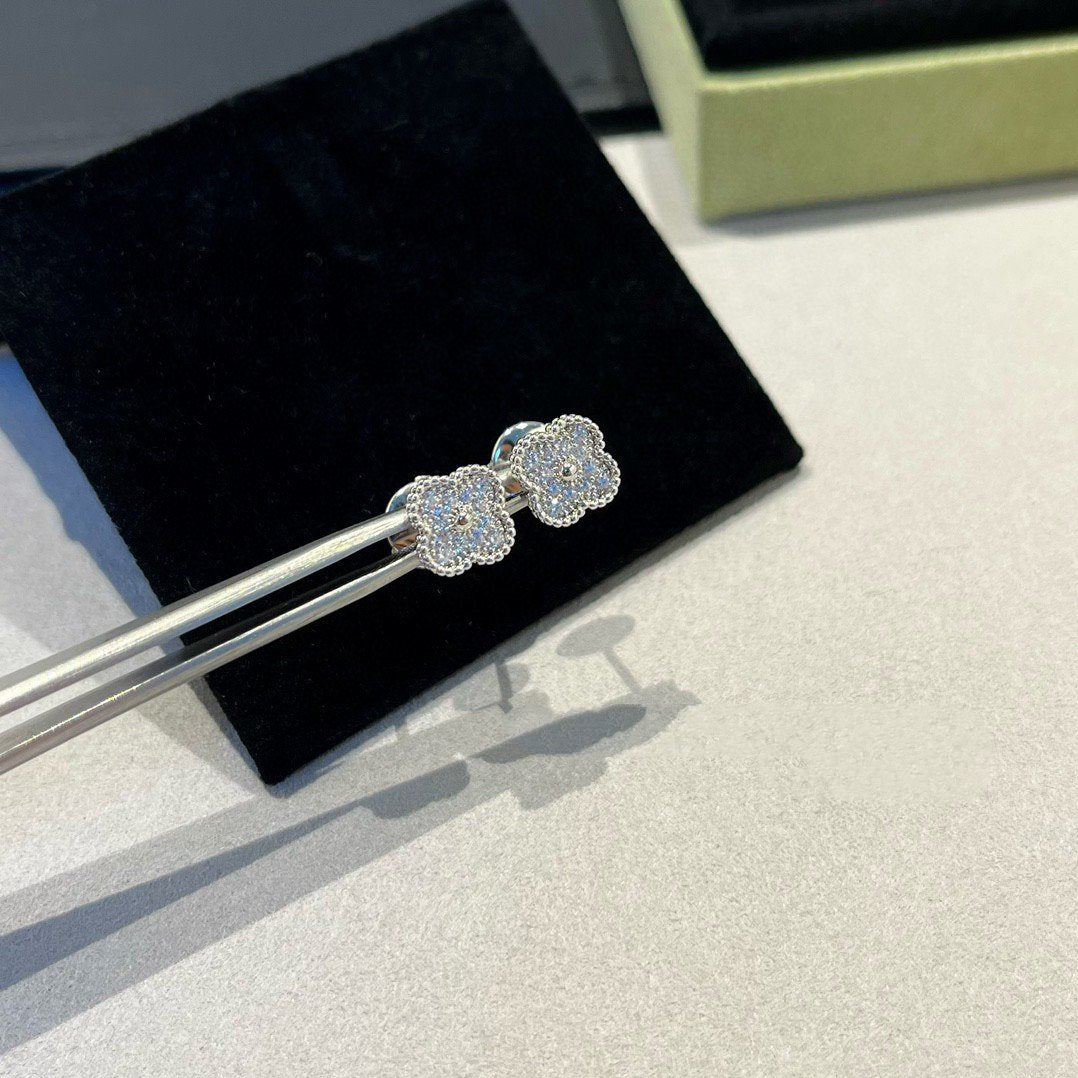 [Kincade Jewelrys]CLOVER MINI DIAMOND STUD EARRINGS